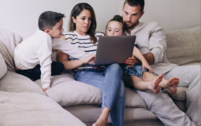 ingatlanbefektetés, család, gyerek, laptop